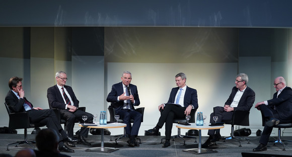 Podiumsdiskussion beim 1. CyberSicherheitsForum im Haus der Wirtschaft. (Bild: Steffen Schmid)