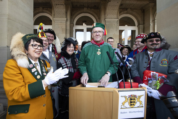 Fastnacht Närrischer Staatsempfang der Landesregierung Ministerpräsident Winfried Kretschmann (M.) und Ehefrau Gerlinde Kretschmann mit Narren (Bild: Staatsministerium Baden-Württemberg)