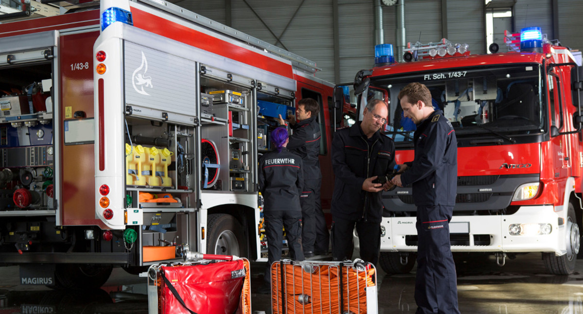 Feuerwehrfahrzeug und Geräte
