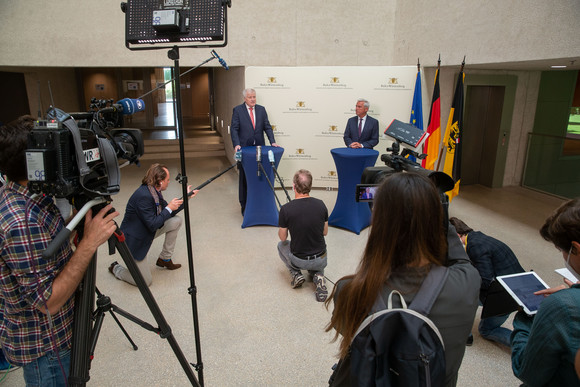 Pressekonferenz mit dem Innenminister des Bundes Horst Seehofer im Stuttgarter Innenministerium mit dem Innenminister des Landes von Baden-Württemberg Thomas Strobl zu den Ausschreitungen in der Stuttgarter Innenstadt.