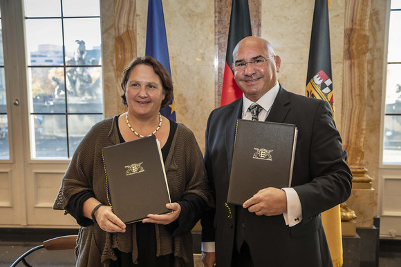 Minderheiten Staatsvertrag mit Landesverband der Deutschen Sinti und Roma Staatsministerin Theresa Schopper (l.) und Daniel Strauß (r.), Vorsitzender des Landesverbands Deutscher Sinti und Roma (Bild: Staatsministerium Baden-Württemberg)