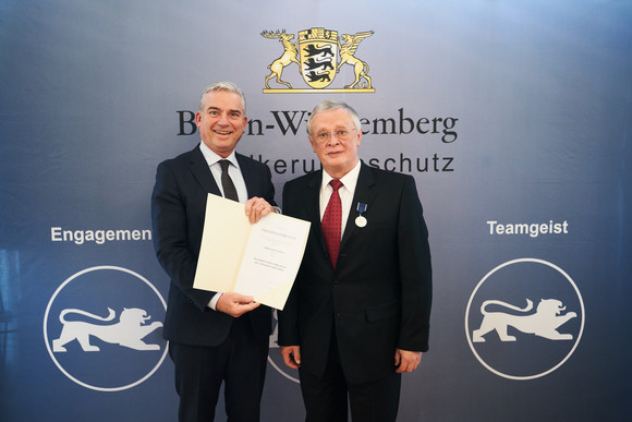 Minister Thomas Strobl verleiht in Stuttgart das neue Bevölkerungsschutz-Ehrenzeichen. Fotograf Steffen Schmid.