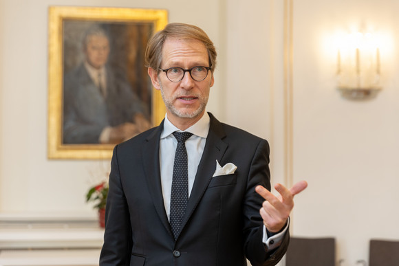 Bürokratieabbau Normenkontrollrat übergibt Bericht zu schnelleren Baugenehmigungen Dr. Florian Stegmann, Staatsminister und Chef der Staatskanzlei