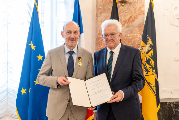 Auszeichnung Verdienstorden des Landes an 23 verdiente Persönlichkeiten Ministerpräsident Winfried Kretschmann (rechts) und Dr. rer. nat. habil. Wolfgang Hansch (links)