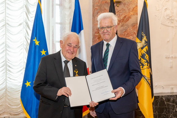 Auszeichnung Verdienstorden des Landes an 23 verdiente Persönlichkeiten Ministerpräsident Winfried Kretschmann (rechts) und Franz Pitzal (links)