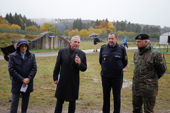 Begrüßt wurden die Gäste auf dem Truppenübungsplatz von Landespolizeipräsident Gerhard Klotter, Innenminister Thomas Strobl, Landespolizeidirektor Karl Himmelhan und Brigadegeneral Andreas Henne (v.l.n.r.).