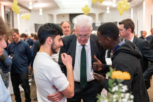 Kabinett Bürgerempfang der Landesregierung in Bad Schussenried Ministerpräsident Winfried Kretschmann (Mitte) im Gespräch