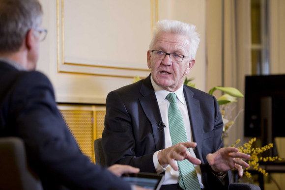 Dialog Online Sprechstunde mit Ministerpräsident Kretschmann Ministerpräsident Winfried Kretschmann (r.) und Regierungssprecher Rudi Hoogvliet (l.)