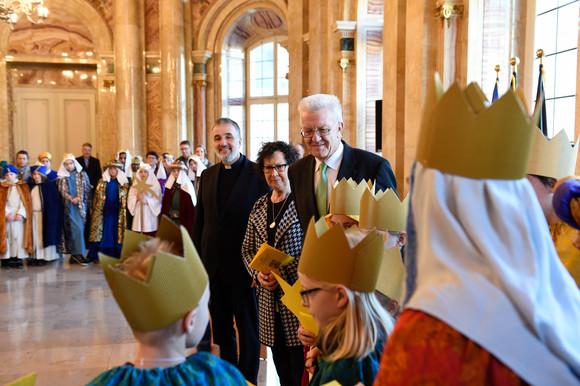 Hilfsaktion Kretschmann empfängt Sternsinger Ministerpräsident Winfried Kretschmann und seine Frau Gerlinde mit Sternsingern