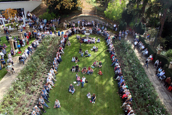 PARKÖFFNUNG Jazz im Park der Villa Reitzenstein Besucherinnen und Besucher beim Jazzkonzert im Park der Villa Reitzenstein