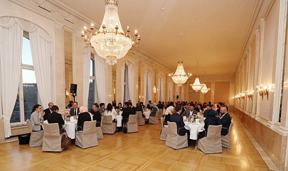Iftar-Empfang Empfang anlässlich des muslimischen Fastenbrechens Essen im Speisesaal des Neuen Schlosses (Bild: Staatsministerium Baden-Württemberg)