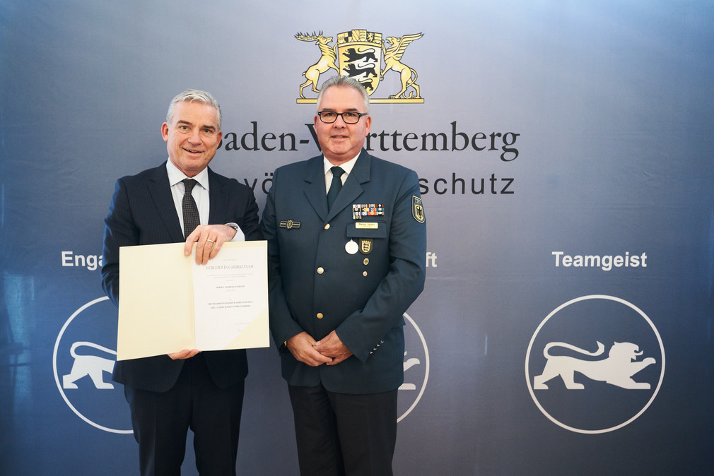 Minister Thomas Strobl verleiht in Stuttgart das neue Bevölkerungsschutz-Ehrenzeichen. Fotograf Steffen Schmid.