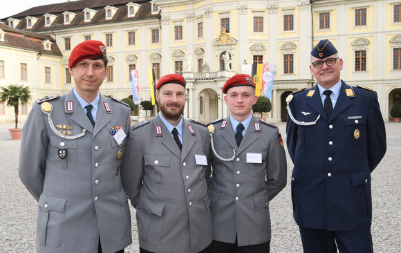 Symbolische Scheckübergabe an den Volksbund Deutsche Kriegsgräberfürsorge e.V.