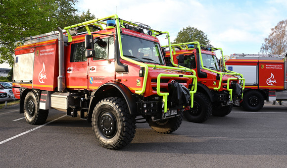 Übergabe neue Tanklöschfahrzeuge Waldbrand für Feuerwehren