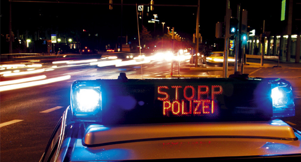 Blaulicht und Schriftzug "Stopp Polizei" auf einem Einsatzfahrzeug. 