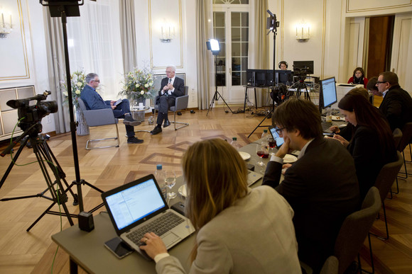 Dialog Online-Bürgersprechstunde mit dem Ministerpräsidenten Ministerpräsident Winfried Kretschmann (hinten, r.) beantwortet Fragen bei der Online-Bürgersprechstunde