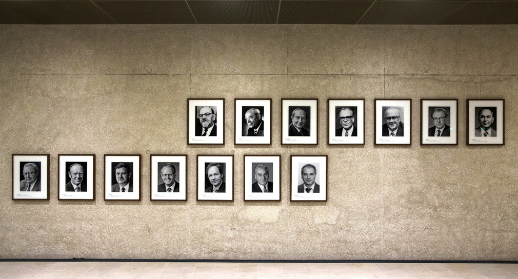 Eine Fotogalerie im Innenministerium zeigt die Landesinnenminister seit Gründung des Landes Baden-Württemberg im Jahr 1952 