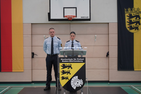 Innenminister Thomas Strobl hat die Verabschiedung der fertig augebildeten Polizistinnen und Polizisten in Wertheim besucht.