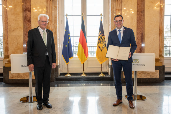 Regierungsbildung Neue Landesregierung Ministerpräsident Winfried Kretschmann (l.) und Siegfried Lorek (r.), Staatssekretär im Ministerium der Justiz und für Migration