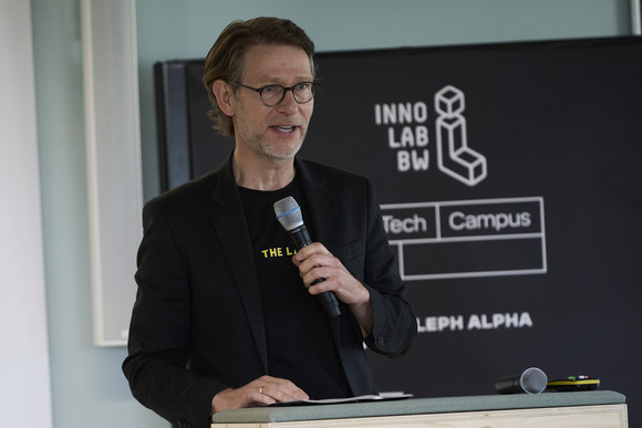 Künstliche Intelligenz Mit dem neuen F13 in die Verwaltung der Zukunft Dr. Florian Stegmann, Staatsminister und Chef der Staatskanzlei Baden-Württemberg, bei seiner Rede.