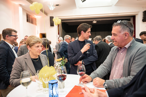 Kabinett Bürgerempfang der Landesregierung in Bad Schussenried Nicole Razavi (links), Ministerin für Landesentwicklung und Wohnen, im Gespräch