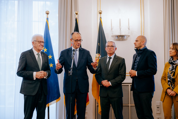 Bundesregierung Antrittsbesuch von Bundeskanzler Friedrich Merz in Baden-Württemberg Ministerpräsident Kretschmann empfängt den Bundeskanzler Friedrich Merz in der Villa Reitzenstein. Aufgenommen am 21. Oktober 2025 in Stuttgart.