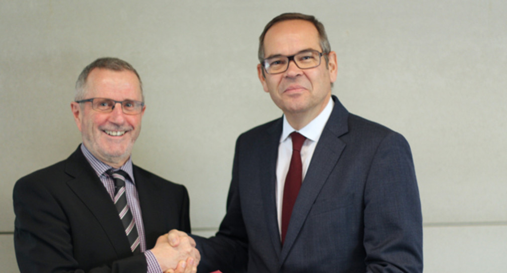 Ministerialdirektor Herbert. O. Zinell (l.) und Otto Wulferding (r.), Geschäftsführer der Spielbanken GmbH & Co. KG