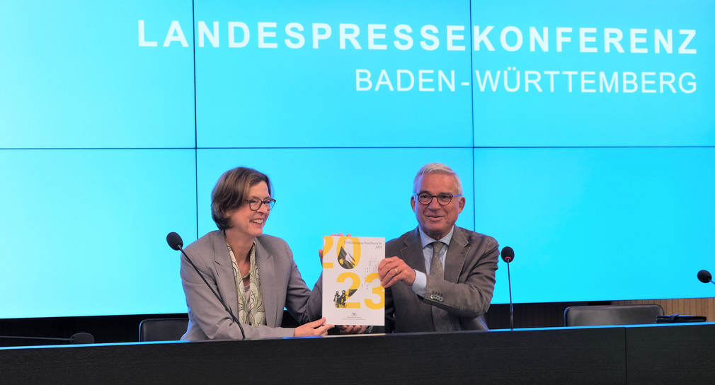 Innenminister Thomas Strobl und Verfassungsschutzpräsidentin Beate Bube stellen den Verfassungsschutzbericht 2023 vor.
