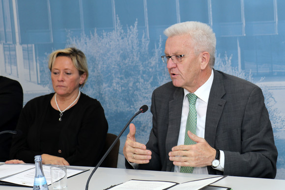 Pressekonferenz Neues Realschulkonzept Ministerpräsident Winfried Kretschmann (r.) und Kultusministerin Susanne Eisenmann (l.)