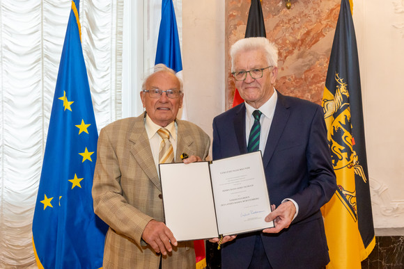 Auszeichnung Verdienstorden des Landes an 23 verdiente Persönlichkeiten Ministerpräsident Winfried Kretschmann (rechts) und Hans-Gerd Tschuch (links)
