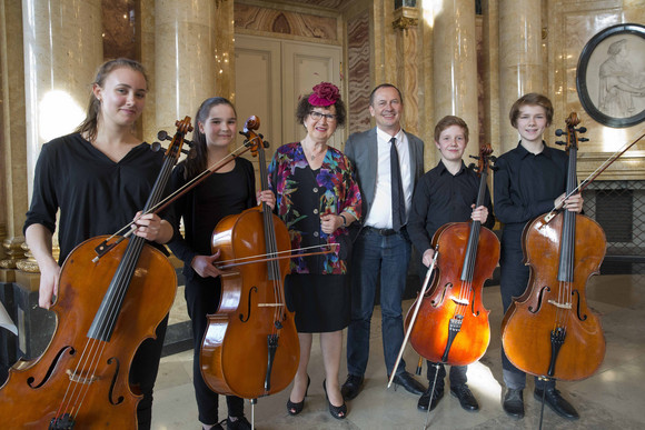 Gesellschaft Festlicher Frühjahrskaffee mit Gerlinde Kretschmann Gerlinde Kretschmann (3.v.l.) mit dem Celloquartett und dessen Lehrer Joseph Hasten (3.v.r.)