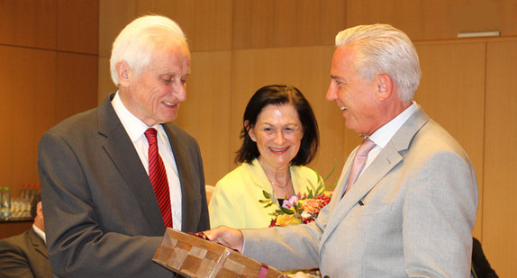 Verabschiedung des Vorsitzenden der Härtefallkommission Dr. Edgar Wais (l.) durch Innenminister Thomas Strobl (r.).