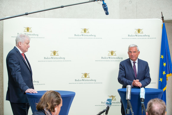 Pressekonferenz mit dem Innenminister des Bundes Horst Seehofer im Stuttgarter Innenministerium mit dem Innenminister des Landes von Baden-Württemberg Thomas Strobl zu den Ausschreitungen in der Stuttgarter Innenstadt.