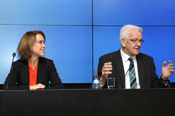 Pressekonferenz Digitale Wege ins Museum Ministerpräsident Winfried Kretschmann (r.) und Kunststaatssekretärin Petra Olschowski (l.)