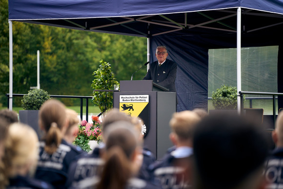 Minister Strobl hält eine Rede