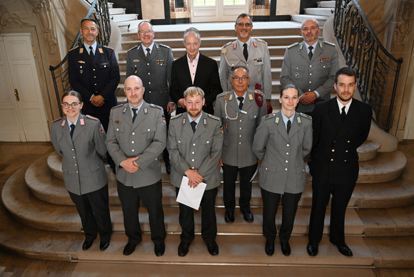 Kriegsgräberfürsorge Symbolische Scheckübergabe an den Volksbund Deutsche Kriegsgräberfürsorge e. V. Scheckübergabe an den Volksbund Deutsche Kriegsgräberfürsorge e. V.