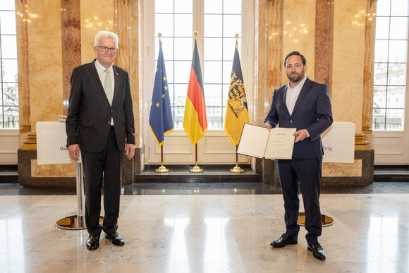 Regierungsbildung Neue Landesregierung Ministerpräsident Winfried Kretschmann (l.) und Florian Hassler (r.), Staatssekretär im Staatsministerium und Vertreter des Landes Baden-Württemberg bei der Europäischen Union