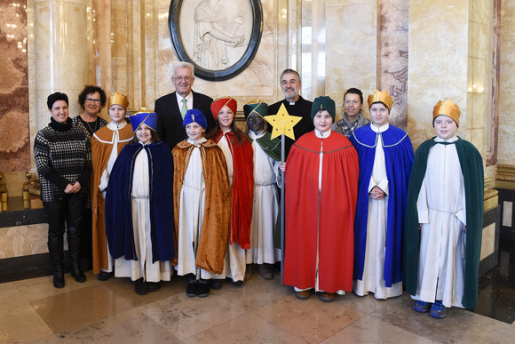 Hilfsaktion Kretschmann empfängt Sternsinger Ministerpräsident Winfried Kretschmann und seine Frau Gerlinde mit Sternsingern von St. Bartholomäus, Bartholomä