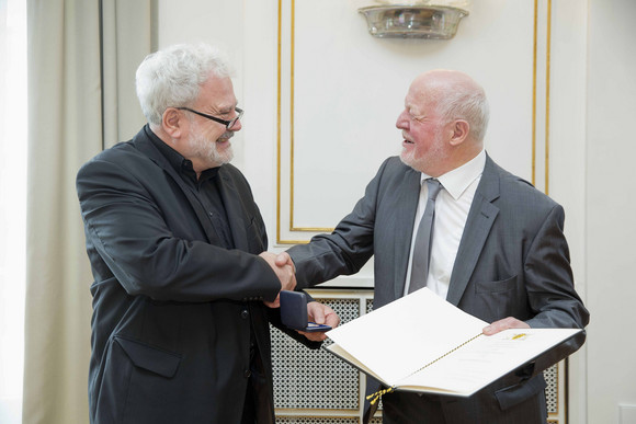 Auszeichnung Staufermedaille für Martin Hechinger Staatsminister Klaus-Peter Murawski (l.) und Martin Hechinger (r.)