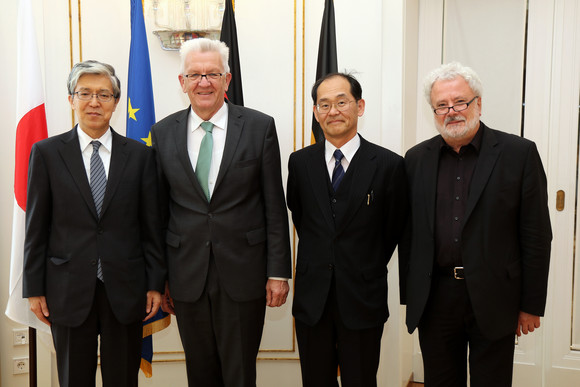 Antrittsbesuch Kretschmann empfängt japanischen Botschafter v.l.n.r.: Der japanische Botschafter Takeshi Yagi, Ministerpräsident Winfried Kretschmann, der japanische Generalkonsul Hidenao Yanagi und Staatsminister Klaus-Peter Murawski