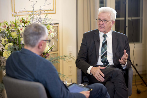 Dialog Online-Bürgersprechstunde mit dem Ministerpräsidenten Ministerpräsident Winfried Kretschmann (r.) beantwortet Fragen bei der Online-Bürgersprechstunde