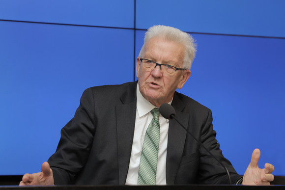 Pressekonferenz Verstärkter Einsatz beim globalen Klimaschutz Ministerpräsident Winfried Kretschmann bei der Regierungspressekonferenz (Bild: Staatsministerium Baden-Württemberg)