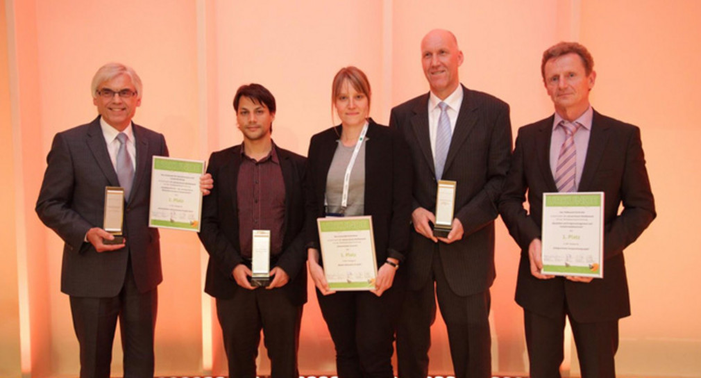 Die baden-württembergischen Sieger im E-Government-Wettbewerb 2014. Von links: Ralf Armbruster (LGL), Ulrich Forster und Friederike Hoffmann (Universität Hohenheim), Wilfried Schreiber und Gerhard Schönbeck (Stadt Karlsruhe). Foto: @BearingPoint