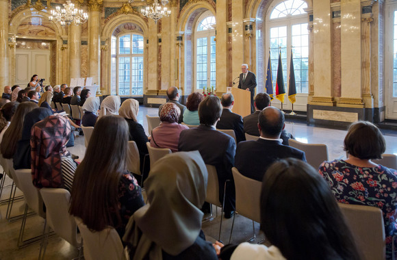 Iftar-Empfang Kretschmann lädt anlässlich des Ramadan zum Fastenbrechen ein Ministerpräsident Winfried Kretschmann spricht zu Gästen beim Iftar-Empfang