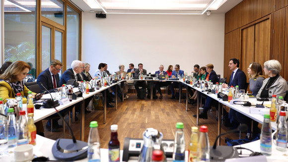 Europa Auswärtige Kabinettssitzung in Brüssel Auswärtige Kabinettssitzung in der Landesvertretung in Brüssel, hier im Gespräch mit Wopke Hoekstra (Dritter von rechts), EU-Kommissar für Klimaschutz