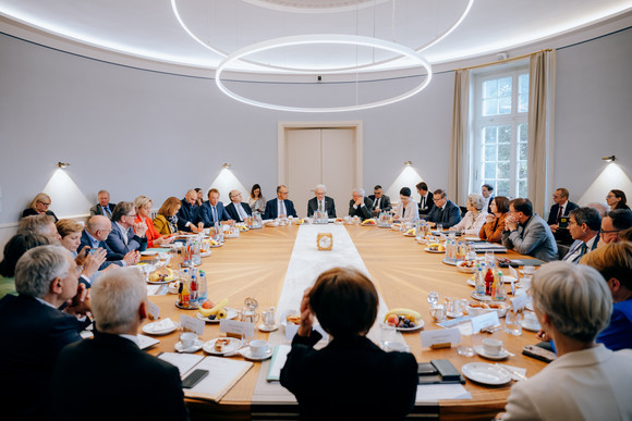 Bundesregierung Antrittsbesuch von Bundeskanzler Friedrich Merz in Baden-Württemberg Ministerpräsident Kretschmann empfängt den Bundeskanzler Friedrich Merz in der Villa Reitzenstein. Aufgenommen am 21. Oktober 2025 in Stuttgart.