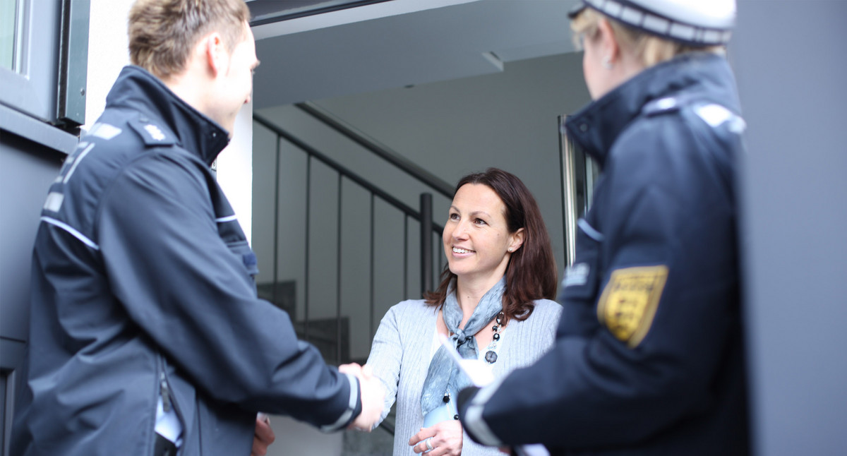 Bürgerin im Gepräch mit zwei Polizisten. Quelle: www.polizei-beratung.de