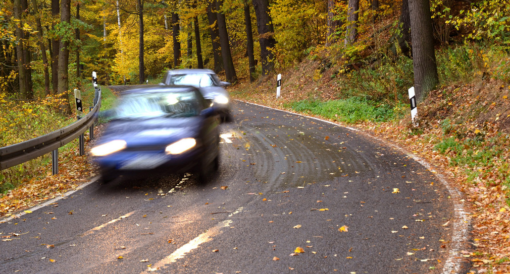 Zwei Autos auf einer herbstlichen Straße. Quelle: Fotolia