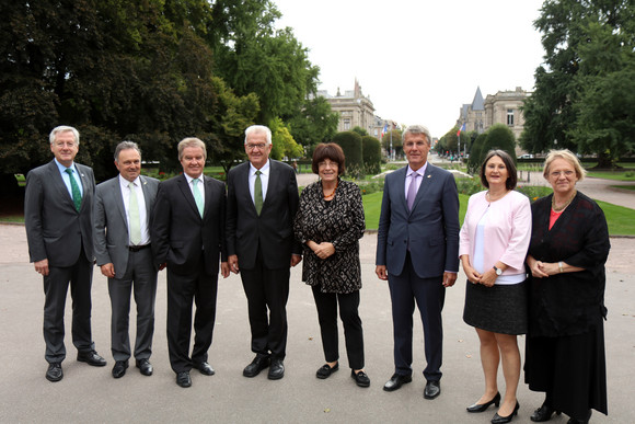 Ausland Delegationsreise nach Frankreich v.l.n.r.: Prof. Dr. Dr. h.c. Hans-Jochen Schiewer (Rektor der Universität Freiburg), Josha Frey MdL, Minister für Umwelt, Klima und Energiewirtschaft Franz Untersteller, Ministerpräsident Winfried Kretschmann, Staatsrätin Gisela Erler, Generalkonsul und Botschafter beim Europarat Gerhard Küntzle, die Freiburger Regierungspräsidentin Bärbel Schäfer und die Karlsruher Regierungspräsidentin Nicolette Kressl