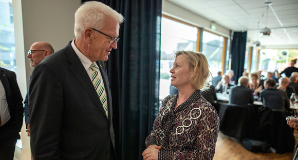 Auslandsbeziehungen Delegationsreise nach Finnland und Schweden Ministerpräsident Winfried Kretschmann und Göteborgs Anneli Rhedin im Lindholmen Science Park in Göteborg (Schweden) (Bild: © Staatsministerium Baden-Württemberg)